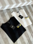 weigou_193032_2_9169696304 P75 💥 FENDI 芬迪 26ss夏季新款圆领短袖T恤!270克重磅高端纯棉面料,手感质感都极完美!修身裁剪设计干净利落!时尚又好看!走线做工非常精致!版型效果超赞!而且透气性能超强!任何年龄阶段都可轻松驾驭,男士衣橱里必备的单品。 颜色: 米白 黑色 码数:M-3XL (下单请报身高体重)