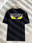 weigou_193032_3_1bd5bb4eef P75 💥 FENDI 芬迪 26ss夏季新款圆领短袖T恤!270克重磅高端纯棉面料,手感质感都极完美!修身裁剪设计干净利落!时尚又好看!走线做工非常精致!版型效果超赞!而且透气性能超强!任何年龄阶段都可轻松驾驭,男士衣橱里必备的单品。 颜色: 米白 黑色 码数:M-3XL (下单请报身高体重)