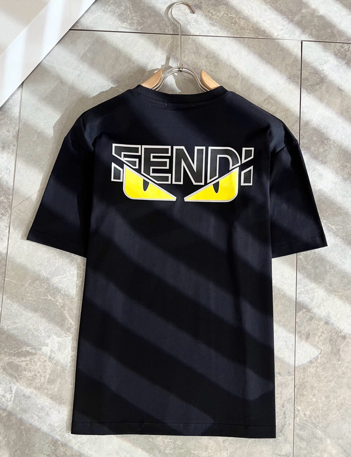 weigou_193032_3_1bd5bb4eef P75 💥 FENDI 芬迪 26ss夏季新款圆领短袖T恤!270克重磅高端纯棉面料,手感质感都极完美!修身裁剪设计干净利落!时尚又好看!走线做工非常精致!版型效果超赞!而且透气性能超强!任何年龄阶段都可轻松驾驭,男士衣橱里必备的单品。 颜色: 米白 黑色 码数:M-3XL (下单请报身高体重)