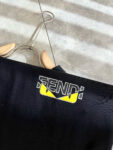 weigou_193032_7_b742e26d6b P75 💥 FENDI 芬迪 26ss夏季新款圆领短袖T恤!270克重磅高端纯棉面料,手感质感都极完美!修身裁剪设计干净利落!时尚又好看!走线做工非常精致!版型效果超赞!而且透气性能超强!任何年龄阶段都可轻松驾驭,男士衣橱里必备的单品。 颜色: 米白 黑色 码数:M-3XL (下单请报身高体重)