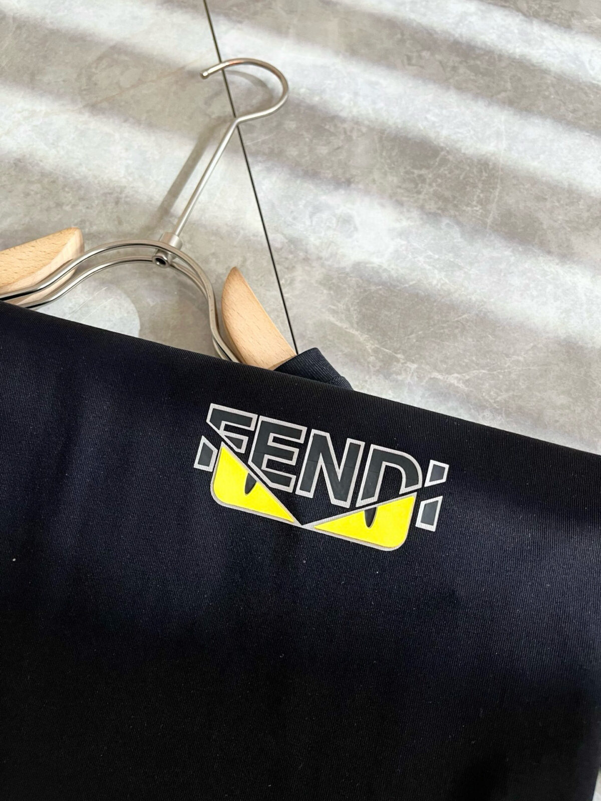 weigou_193032_7_b742e26d6b P75 💥 FENDI 芬迪 26ss夏季新款圆领短袖T恤!270克重磅高端纯棉面料,手感质感都极完美!修身裁剪设计干净利落!时尚又好看!走线做工非常精致!版型效果超赞!而且透气性能超强!任何年龄阶段都可轻松驾驭,男士衣橱里必备的单品。 颜色: 米白 黑色 码数:M-3XL (下单请报身高体重)