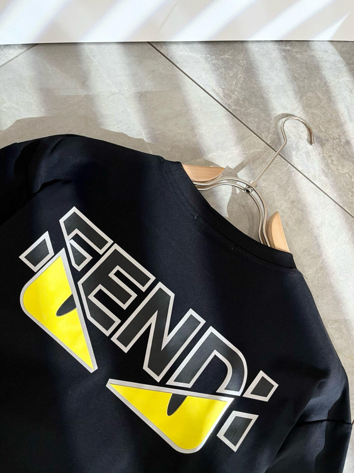 weigou_193032_8_0218cbd4f6 P75 💥 FENDI 芬迪 26ss夏季新款圆领短袖T恤!270克重磅高端纯棉面料,手感质感都极完美!修身裁剪设计干净利落!时尚又好看!走线做工非常精致!版型效果超赞!而且透气性能超强!任何年龄阶段都可轻松驾驭,男士衣橱里必备的单品。 颜色: 米白 黑色 码数:M-3XL (下单请报身高体重)
