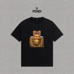 P70 Fendi/芬迪 印花Logo百搭潮流短袖T恤男女同款 吊牌 领标 水洗唛 三标齐全 定织定染280克精梳棉面料 尺码：S-XXL 颜色：黑色，白色