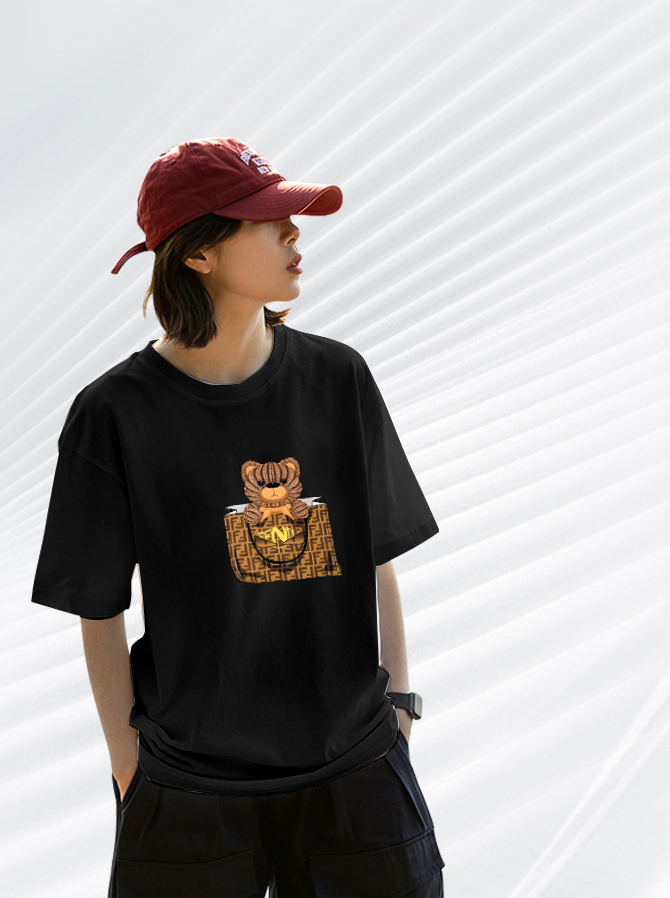 P70 Fendi/芬迪 印花Logo百搭潮流短袖T恤男女同款 吊牌 领标 水洗唛 三标齐全 定织定染280克精梳棉面料 尺码：S-XXL 颜色：黑色，白色