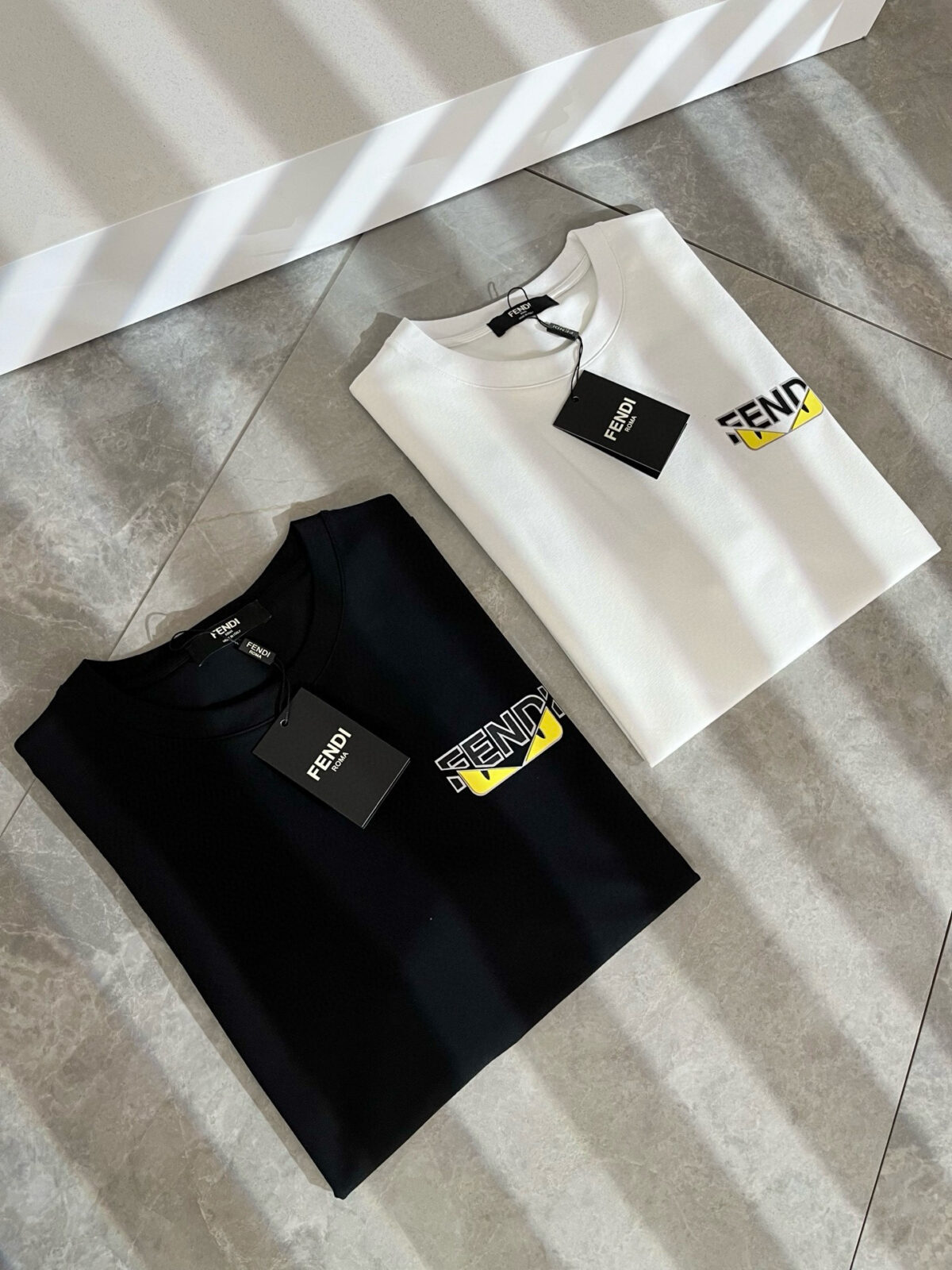 weigou_193073_0_7ce07ab1a6 P75 💥 FENDI 芬迪 26ss夏季新款圆领短袖T恤!270克重磅高端纯棉面料,手感质感都极完美!修身裁剪设计干净利落!时尚又好看!走线做工非常精致!版型效果超赞!而且透气性能超强!任何年龄阶段都可轻松驾驭,男士衣橱里必备的单品。 颜色: 米白 黑色 码数:M-3XL (下单请报身高体重)