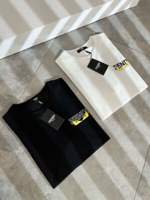 P75 💥 FENDI 芬迪 26ss夏季新款圆领短袖T恤！270克重磅高端纯棉面料，手感质感都极完美！修身裁剪设计干净利落！时尚又好看！走线做工非常精致！版型效果超赞！而且透气性能超强！任何年龄阶段都可轻松驾驭，男士衣橱里必备的单品。 颜色： 米白 黑色 码数：M-3XL （下单请报身高体重）