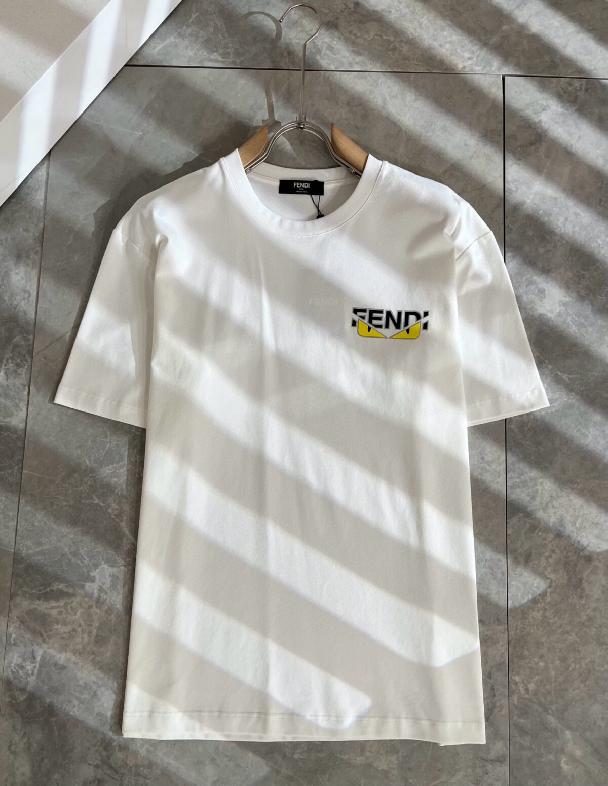 weigou_193073_1_29a0b7e523 P75 💥 FENDI 芬迪 26ss夏季新款圆领短袖T恤!270克重磅高端纯棉面料,手感质感都极完美!修身裁剪设计干净利落!时尚又好看!走线做工非常精致!版型效果超赞!而且透气性能超强!任何年龄阶段都可轻松驾驭,男士衣橱里必备的单品。 颜色: 米白 黑色 码数:M-3XL (下单请报身高体重)