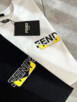 weigou_193073_2_93d00b05b4 P75 💥 FENDI 芬迪 26ss夏季新款圆领短袖T恤!270克重磅高端纯棉面料,手感质感都极完美!修身裁剪设计干净利落!时尚又好看!走线做工非常精致!版型效果超赞!而且透气性能超强!任何年龄阶段都可轻松驾驭,男士衣橱里必备的单品。 颜色: 米白 黑色 码数:M-3XL (下单请报身高体重)