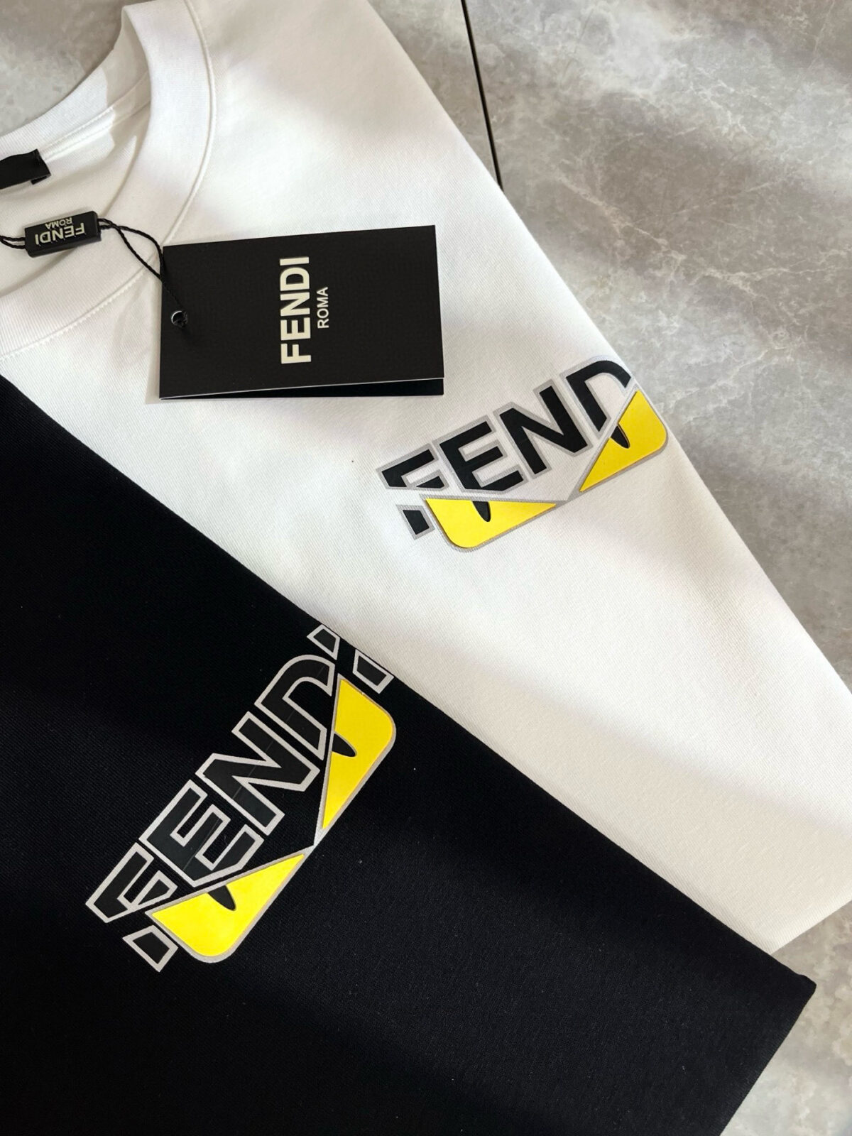weigou_193073_2_93d00b05b4 P75 💥 FENDI 芬迪 26ss夏季新款圆领短袖T恤!270克重磅高端纯棉面料,手感质感都极完美!修身裁剪设计干净利落!时尚又好看!走线做工非常精致!版型效果超赞!而且透气性能超强!任何年龄阶段都可轻松驾驭,男士衣橱里必备的单品。 颜色: 米白 黑色 码数:M-3XL (下单请报身高体重)