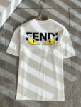 weigou_193073_3_e8f1214be7 P75 💥 FENDI 芬迪 26ss夏季新款圆领短袖T恤!270克重磅高端纯棉面料,手感质感都极完美!修身裁剪设计干净利落!时尚又好看!走线做工非常精致!版型效果超赞!而且透气性能超强!任何年龄阶段都可轻松驾驭,男士衣橱里必备的单品。 颜色: 米白 黑色 码数:M-3XL (下单请报身高体重)