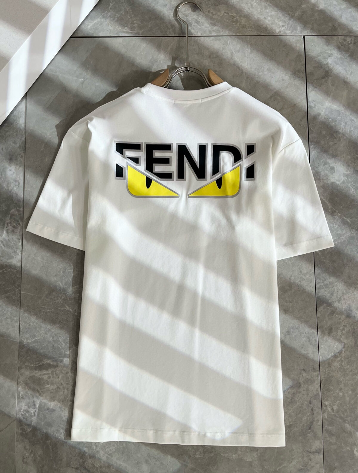 weigou_193073_3_e8f1214be7 P75 💥 FENDI 芬迪 26ss夏季新款圆领短袖T恤!270克重磅高端纯棉面料,手感质感都极完美!修身裁剪设计干净利落!时尚又好看!走线做工非常精致!版型效果超赞!而且透气性能超强!任何年龄阶段都可轻松驾驭,男士衣橱里必备的单品。 颜色: 米白 黑色 码数:M-3XL (下单请报身高体重)