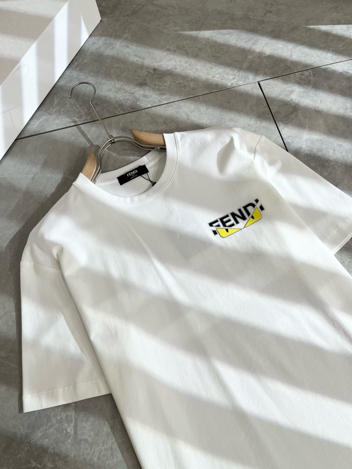 weigou_193073_4_78924d69c3 P75 💥 FENDI 芬迪 26ss夏季新款圆领短袖T恤!270克重磅高端纯棉面料,手感质感都极完美!修身裁剪设计干净利落!时尚又好看!走线做工非常精致!版型效果超赞!而且透气性能超强!任何年龄阶段都可轻松驾驭,男士衣橱里必备的单品。 颜色: 米白 黑色 码数:M-3XL (下单请报身高体重)