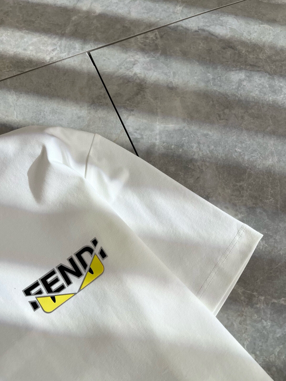 weigou_193073_5_9438bcbe1a P75 💥 FENDI 芬迪 26ss夏季新款圆领短袖T恤!270克重磅高端纯棉面料,手感质感都极完美!修身裁剪设计干净利落!时尚又好看!走线做工非常精致!版型效果超赞!而且透气性能超强!任何年龄阶段都可轻松驾驭,男士衣橱里必备的单品。 颜色: 米白 黑色 码数:M-3XL (下单请报身高体重)