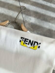 weigou_193073_7_26d64e5716 P75 💥 FENDI 芬迪 26ss夏季新款圆领短袖T恤!270克重磅高端纯棉面料,手感质感都极完美!修身裁剪设计干净利落!时尚又好看!走线做工非常精致!版型效果超赞!而且透气性能超强!任何年龄阶段都可轻松驾驭,男士衣橱里必备的单品。 颜色: 米白 黑色 码数:M-3XL (下单请报身高体重)