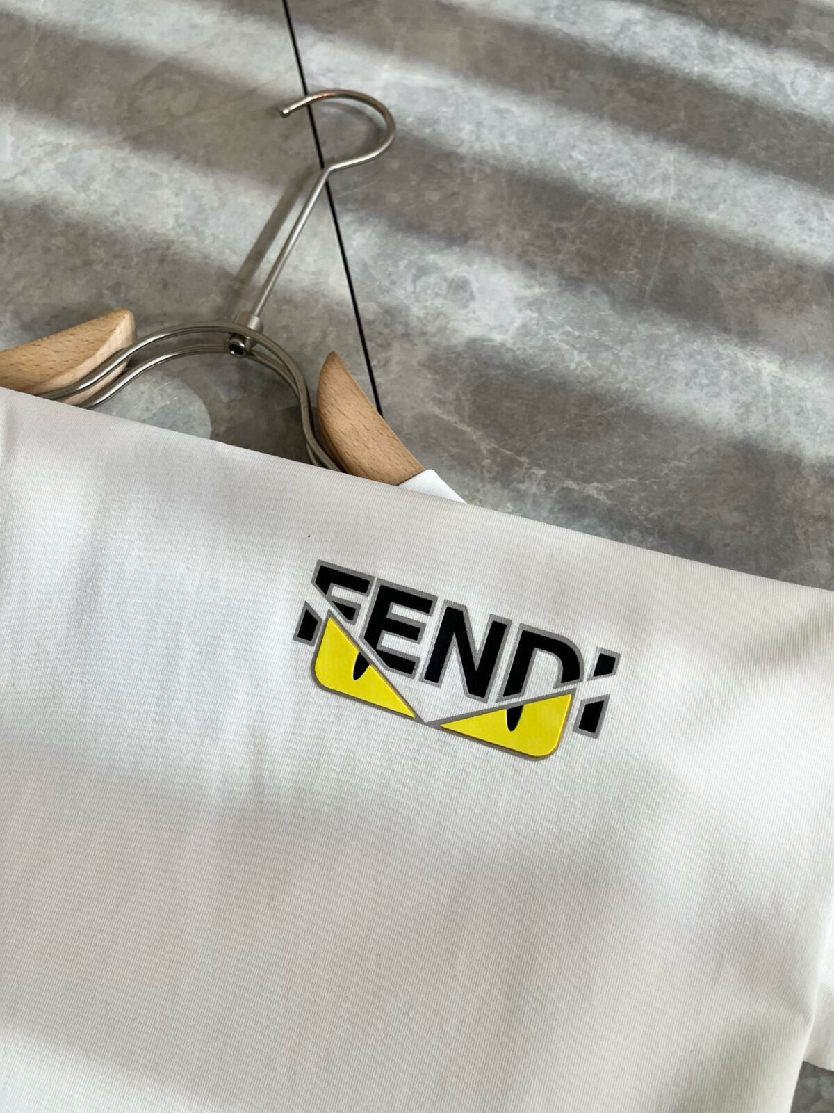 weigou_193073_7_26d64e5716 P75 💥 FENDI 芬迪 26ss夏季新款圆领短袖T恤!270克重磅高端纯棉面料,手感质感都极完美!修身裁剪设计干净利落!时尚又好看!走线做工非常精致!版型效果超赞!而且透气性能超强!任何年龄阶段都可轻松驾驭,男士衣橱里必备的单品。 颜色: 米白 黑色 码数:M-3XL (下单请报身高体重)