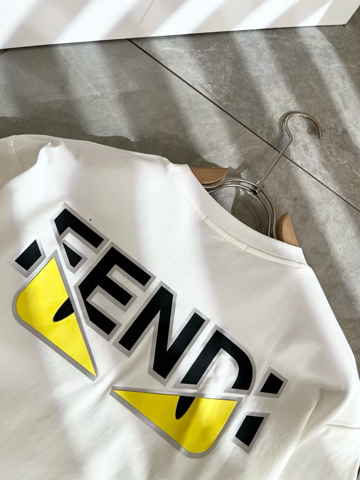 weigou_193073_8_e740d04bd5 P75 💥 FENDI 芬迪 26ss夏季新款圆领短袖T恤!270克重磅高端纯棉面料,手感质感都极完美!修身裁剪设计干净利落!时尚又好看!走线做工非常精致!版型效果超赞!而且透气性能超强!任何年龄阶段都可轻松驾驭,男士衣橱里必备的单品。 颜色: 米白 黑色 码数:M-3XL (下单请报身高体重)