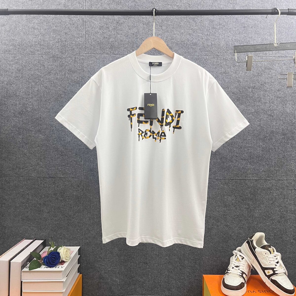 P80 FEN*芬*迪 2026春夏新款短袖t恤 经典小怪兽字母厚板佳胶工艺 双纱定制平纹纯棉面料 男女同款 颜色：黑色 白色 尺码： S （90-130斤） M （120-150斤） L （140-165斤） XL （160-180斤） XXL （180-210斤）