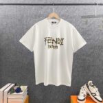 P80 FEN*芬*迪 2026春夏新款短袖t恤 经典小怪兽字母厚板佳胶工艺 双纱定制平纹纯棉面料 男女同款 颜色：黑色 白色 尺码： S （90-130斤） M （120-150斤） L （140-165斤） XL （160-180斤） XXL （180-210斤）