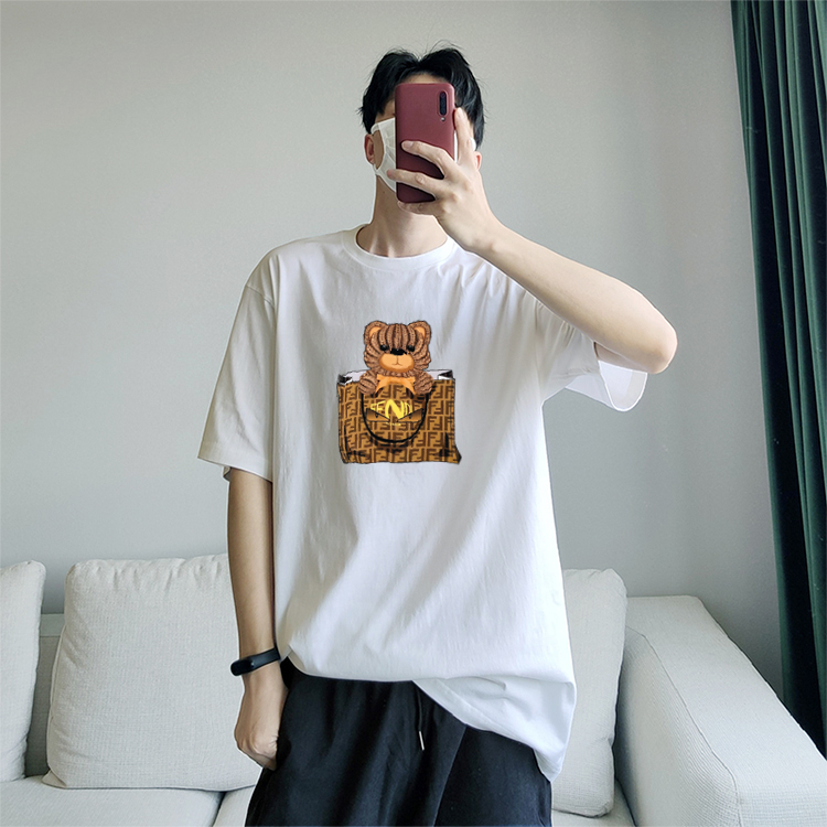 P70 Fendi/芬迪 印花Logo百搭潮流短袖T恤男女同款 吊牌 领标 水洗唛 三标齐全 定织定染280克精梳棉面料 尺码：S-XXL 颜色：黑色，白色