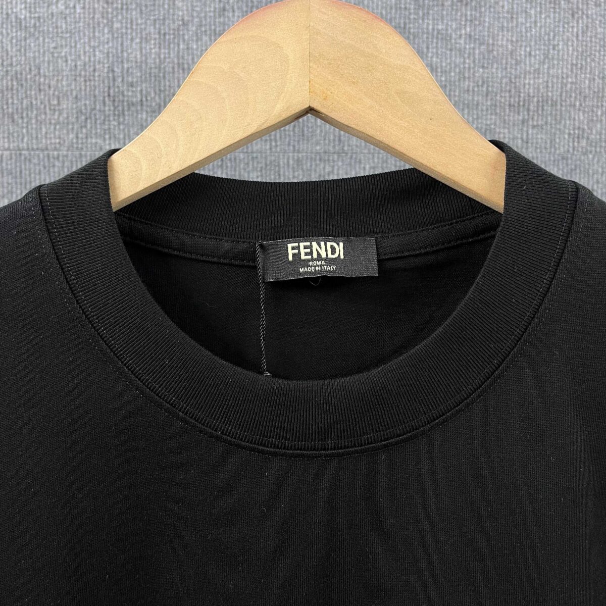 P85 FEN*芬*迪 2026春夏新款短袖t恤 经典发泡怪兽小眼睛工艺＋厚板佳胶字母logo工艺 双纱定制平纹纯棉面料 男女同款 颜色：黑色 白色 尺码： S （90-130斤） M （120-150斤） L （140-165斤） XL （160-180斤） XXL （180-210斤）