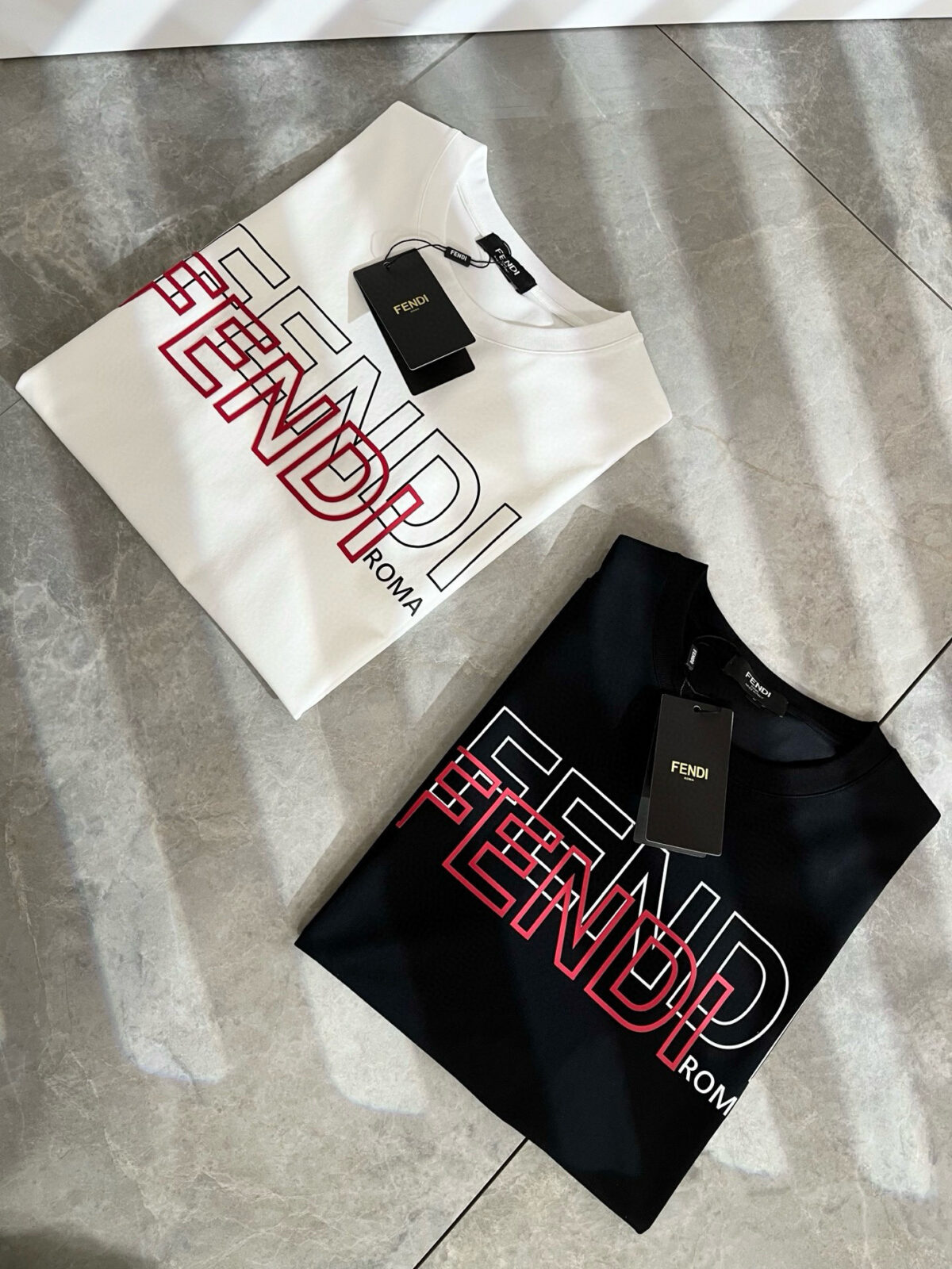 P75 💥 FENDI 芬迪 26ss夏季新款圆领短袖T恤！270克重磅高端纯棉面料，手感质感都极完美！修身裁剪设计干净利落！时尚又好看！走线做工非常精致！版型效果超赞！而且透气性能超强！任何年龄阶段都可轻松驾驭，男士衣橱里必备的单品。 颜色： 米白 黑色 码数：M-3XL （下单请报身高体重）