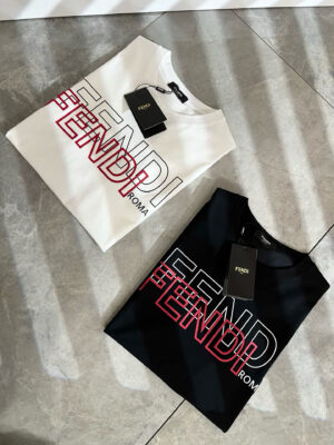 P75 💥 FENDI 芬迪 26ss夏季新款圆领短袖T恤！270克重磅高端纯棉面料，手感质感都极完美！修身裁剪设计干净利落！时尚又好看！走线做工非常精致！版型效果超赞！而且透气性能超强！任何年龄阶段都可轻松驾驭，男士衣橱里必备的单品。 颜色： 米白 黑色 码数：M-3XL （下单请报身高体重）