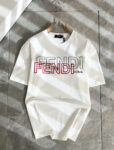 P75 💥 FENDI 芬迪 26ss夏季新款圆领短袖T恤！270克重磅高端纯棉面料，手感质感都极完美！修身裁剪设计干净利落！时尚又好看！走线做工非常精致！版型效果超赞！而且透气性能超强！任何年龄阶段都可轻松驾驭，男士衣橱里必备的单品。 颜色： 米白 黑色 码数：M-3XL （下单请报身高体重）