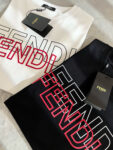 P75 💥 FENDI 芬迪 26ss夏季新款圆领短袖T恤！270克重磅高端纯棉面料，手感质感都极完美！修身裁剪设计干净利落！时尚又好看！走线做工非常精致！版型效果超赞！而且透气性能超强！任何年龄阶段都可轻松驾驭，男士衣橱里必备的单品。 颜色： 米白 黑色 码数：M-3XL （下单请报身高体重）