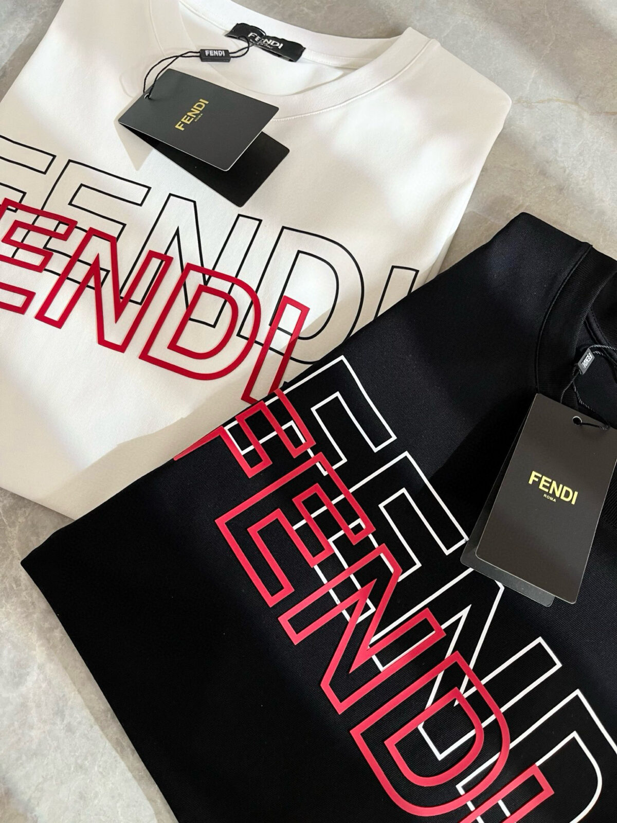 P75 💥 FENDI 芬迪 26ss夏季新款圆领短袖T恤！270克重磅高端纯棉面料，手感质感都极完美！修身裁剪设计干净利落！时尚又好看！走线做工非常精致！版型效果超赞！而且透气性能超强！任何年龄阶段都可轻松驾驭，男士衣橱里必备的单品。 颜色： 米白 黑色 码数：M-3XL （下单请报身高体重）