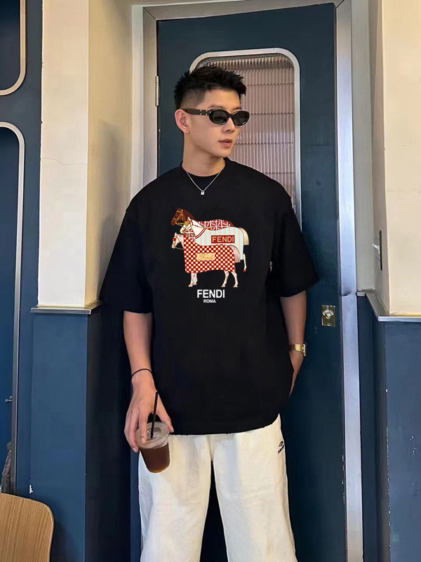 P70 Fendi/芬迪 印花Logo百搭潮流短袖T恤男女同款 吊牌 领标 水洗唛 三标齐全 定织定染280克精梳棉面料 尺码：S-XXL 颜色：黑色，白色