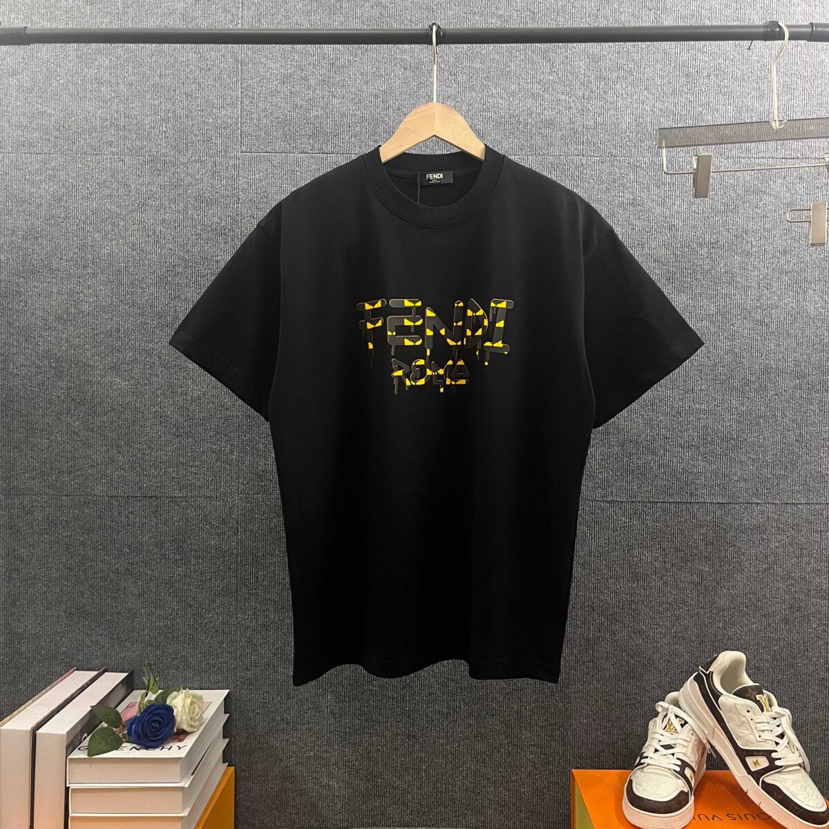 P80 FEN*芬*迪 2026春夏新款短袖t恤 经典小怪兽字母厚板佳胶工艺 双纱定制平纹纯棉面料 男女同款 颜色：黑色 白色 尺码： S （90-130斤） M （120-150斤） L （140-165斤） XL （160-180斤） XXL （180-210斤）