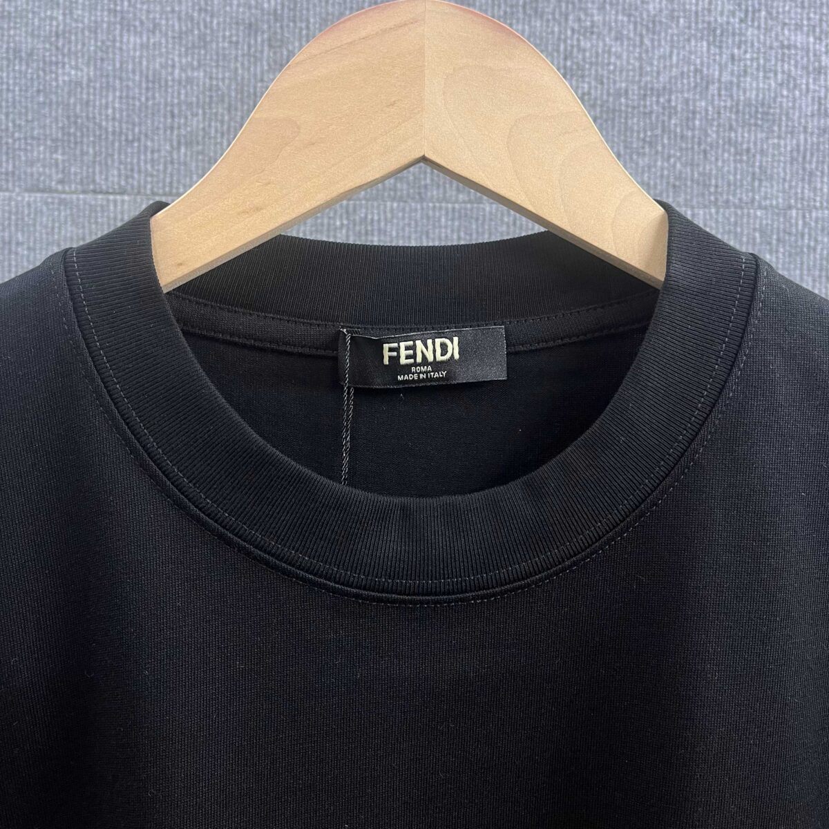 P80 FEN*芬*迪 2026春夏新款短袖t恤 经典小怪兽字母厚板佳胶工艺 双纱定制平纹纯棉面料 男女同款 颜色：黑色 白色 尺码： S （90-130斤） M （120-150斤） L （140-165斤） XL （160-180斤） XXL （180-210斤）
