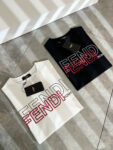 weigou_193182_0_78a577c743 P75 💥 FENDI 芬迪 26ss夏季新款圆领短袖T恤!270克重磅高端纯棉面料,手感质感都极完美!修身裁剪设计干净利落!时尚又好看!走线做工非常精致!版型效果超赞!而且透气性能超强!任何年龄阶段都可轻松驾驭,男士衣橱里必备的单品。 颜色: 米白 黑色 码数:M-3XL (下单请报身高体重)