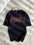weigou_193182_1_7dbfd547a8 P75 💥 FENDI 芬迪 26ss夏季新款圆领短袖T恤!270克重磅高端纯棉面料,手感质感都极完美!修身裁剪设计干净利落!时尚又好看!走线做工非常精致!版型效果超赞!而且透气性能超强!任何年龄阶段都可轻松驾驭,男士衣橱里必备的单品。 颜色: 米白 黑色 码数:M-3XL (下单请报身高体重)