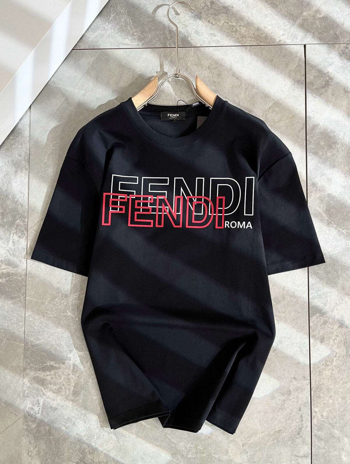 weigou_193182_1_7dbfd547a8 P75 💥 FENDI 芬迪 26ss夏季新款圆领短袖T恤!270克重磅高端纯棉面料,手感质感都极完美!修身裁剪设计干净利落!时尚又好看!走线做工非常精致!版型效果超赞!而且透气性能超强!任何年龄阶段都可轻松驾驭,男士衣橱里必备的单品。 颜色: 米白 黑色 码数:M-3XL (下单请报身高体重)