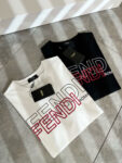 weigou_193182_2_a9b137e59e P75 💥 FENDI 芬迪 26ss夏季新款圆领短袖T恤!270克重磅高端纯棉面料,手感质感都极完美!修身裁剪设计干净利落!时尚又好看!走线做工非常精致!版型效果超赞!而且透气性能超强!任何年龄阶段都可轻松驾驭,男士衣橱里必备的单品。 颜色: 米白 黑色 码数:M-3XL (下单请报身高体重)