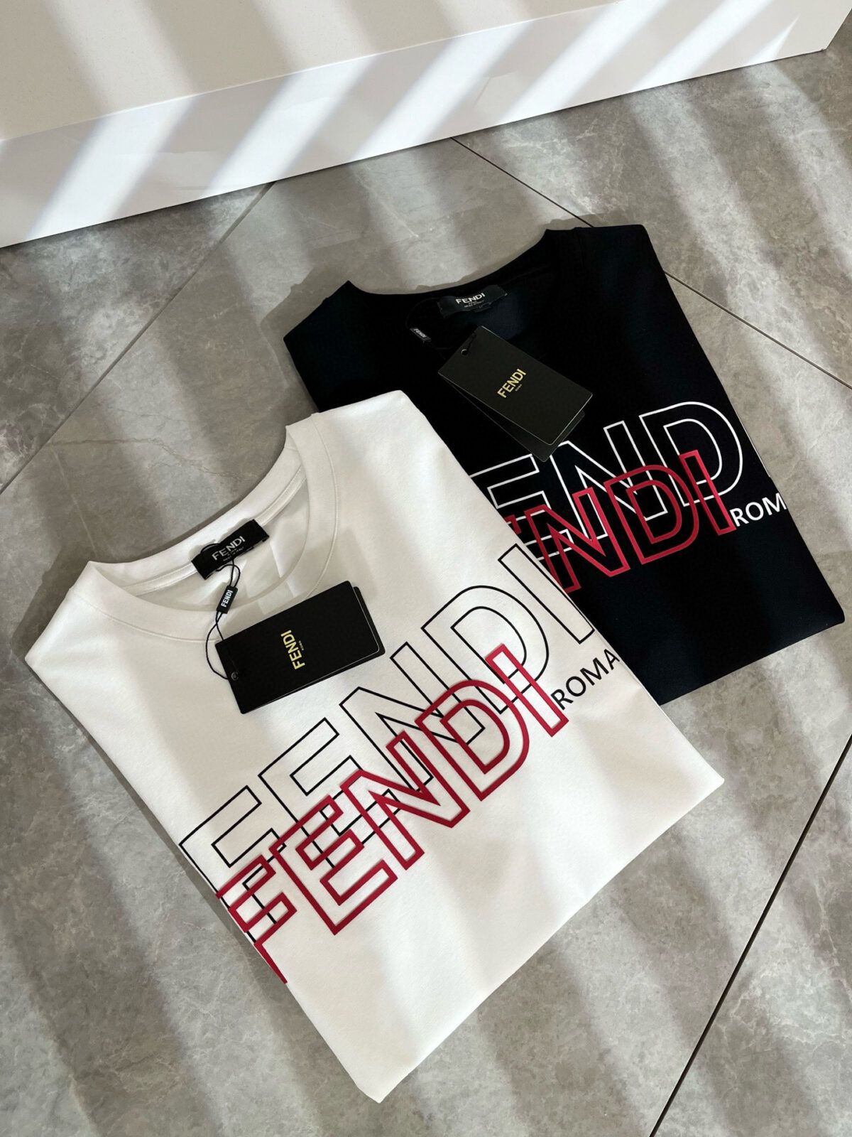 weigou_193182_2_a9b137e59e P75 💥 FENDI 芬迪 26ss夏季新款圆领短袖T恤!270克重磅高端纯棉面料,手感质感都极完美!修身裁剪设计干净利落!时尚又好看!走线做工非常精致!版型效果超赞!而且透气性能超强!任何年龄阶段都可轻松驾驭,男士衣橱里必备的单品。 颜色: 米白 黑色 码数:M-3XL (下单请报身高体重)