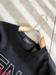 weigou_193182_5_a43e938655 P75 💥 FENDI 芬迪 26ss夏季新款圆领短袖T恤!270克重磅高端纯棉面料,手感质感都极完美!修身裁剪设计干净利落!时尚又好看!走线做工非常精致!版型效果超赞!而且透气性能超强!任何年龄阶段都可轻松驾驭,男士衣橱里必备的单品。 颜色: 米白 黑色 码数:M-3XL (下单请报身高体重)
