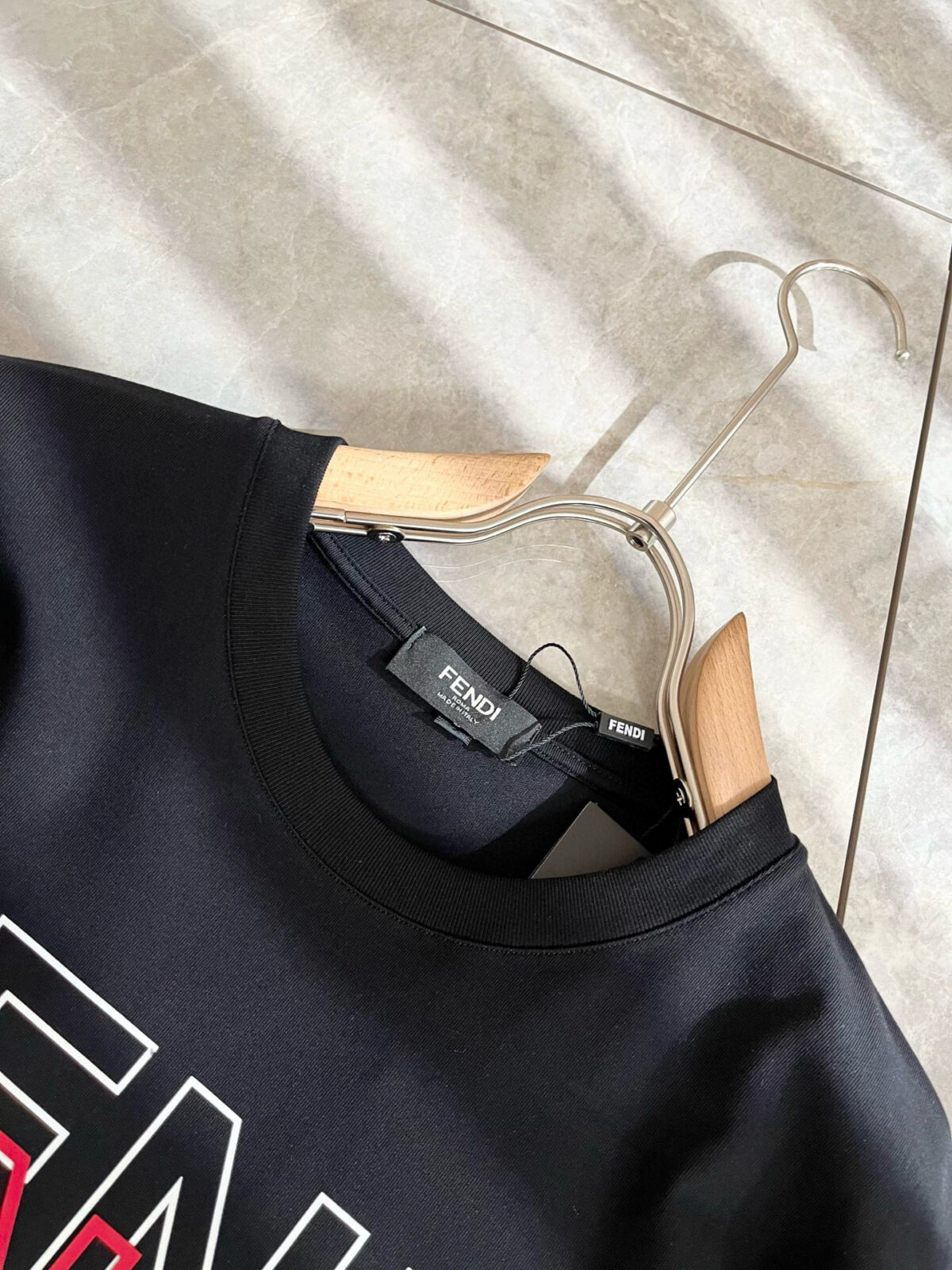 weigou_193182_5_a43e938655 P75 💥 FENDI 芬迪 26ss夏季新款圆领短袖T恤!270克重磅高端纯棉面料,手感质感都极完美!修身裁剪设计干净利落!时尚又好看!走线做工非常精致!版型效果超赞!而且透气性能超强!任何年龄阶段都可轻松驾驭,男士衣橱里必备的单品。 颜色: 米白 黑色 码数:M-3XL (下单请报身高体重)