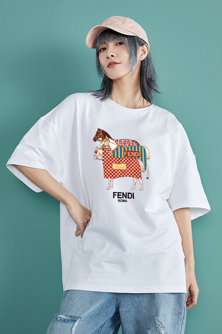 P70 Fendi/芬迪 印花Logo百搭潮流短袖T恤男女同款 吊牌 领标 水洗唛 三标齐全 定织定染280克精梳棉面料 尺码：S-XXL 颜色：黑色，白色