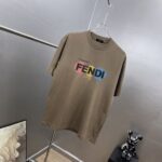 P85 Fen～ 芬家厚板滴胶字母眼睛，280g纯棉上衣 7A抗菌短袖tee 负离子上身十分舒适，男女同款半袖，落肩宽松版型 颜色: 黑色 白色 咖啡色 尺码：S（90-130斤） M（125-150斤） L（135-165斤） XL（160-190斤） XXL（185-220斤）
