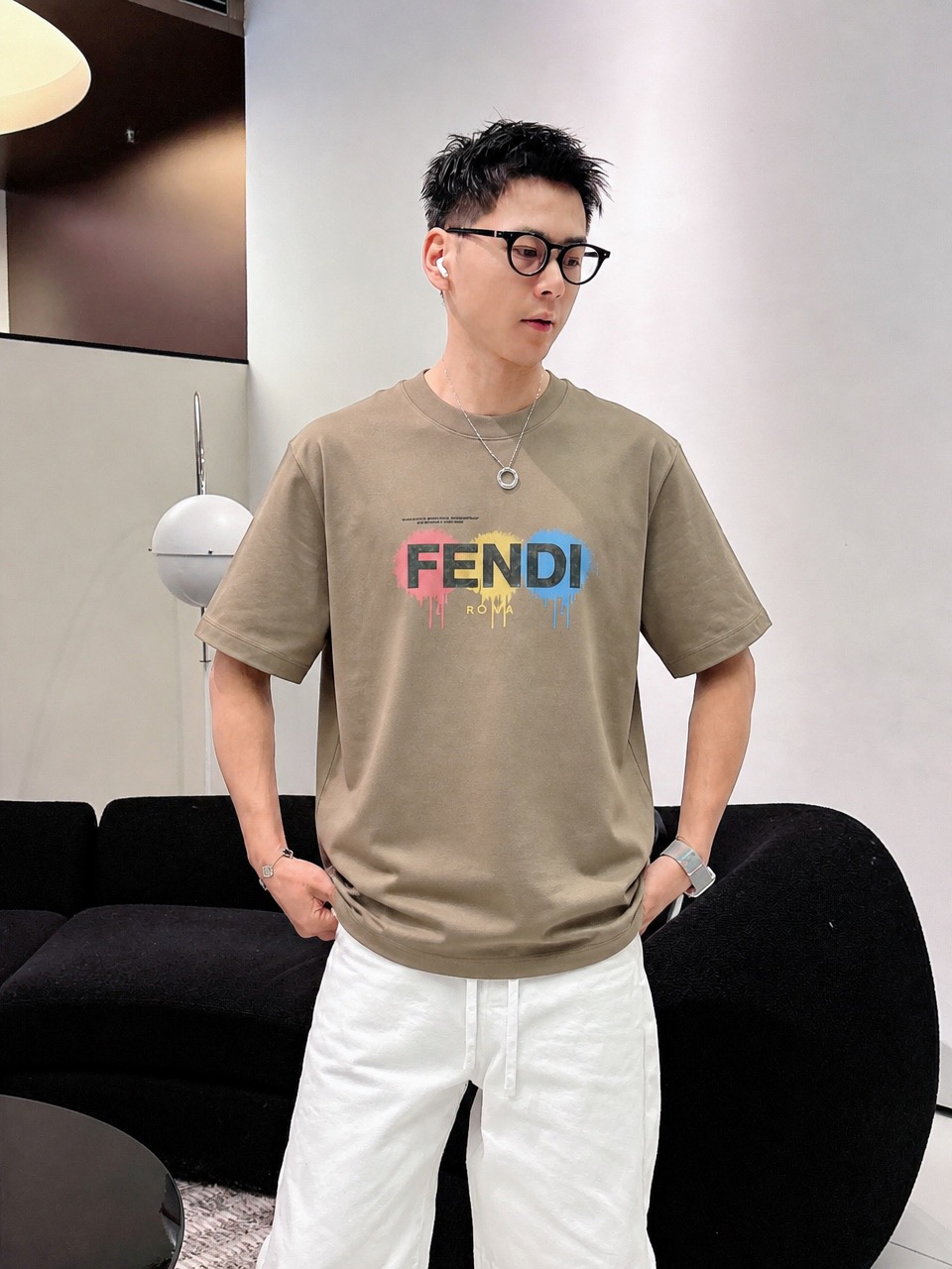 P85 Fen～ 芬家厚板滴胶字母眼睛，280g纯棉上衣 7A抗菌短袖tee 负离子上身十分舒适，男女同款半袖，落肩宽松版型 颜色: 黑色 白色 咖啡色 尺码：S（90-130斤） M（125-150斤） L（135-165斤） XL（160-190斤） XXL（185-220斤）