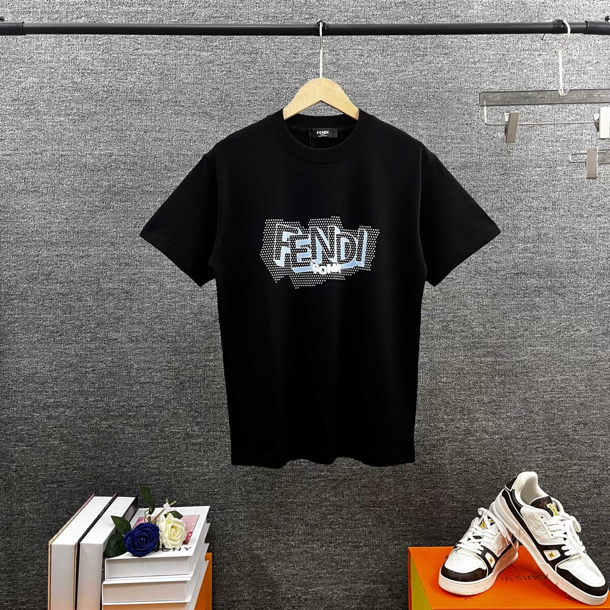 P80 FEN*芬*迪 2026春秋新款 官网图柜子版 F家字母logo印花短袖t恤 三标齐全 定制双纱平纹纯棉面料 男女同款 颜色：黑色 酒红色 尺码： S （90-130斤） M （120-150斤） L （140-165斤） XL （160-180斤） XXL （180-210斤）