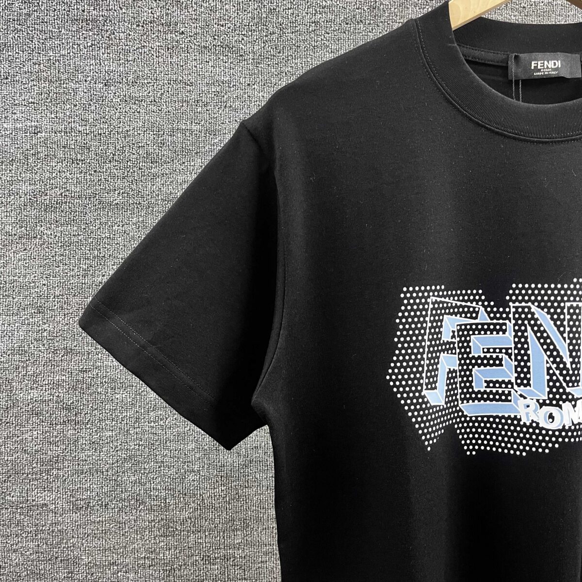 P80 FEN*芬*迪 2026春秋新款 官网图柜子版 F家字母logo印花短袖t恤 三标齐全 定制双纱平纹纯棉面料 男女同款 颜色：黑色 酒红色 尺码： S （90-130斤） M （120-150斤） L （140-165斤） XL （160-180斤） XXL （180-210斤）