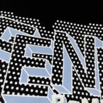 P80 FEN*芬*迪 2026春秋新款 官网图柜子版 F家字母logo印花短袖t恤 三标齐全 定制双纱平纹纯棉面料 男女同款 颜色：黑色 酒红色 尺码： S （90-130斤） M （120-150斤） L （140-165斤） XL （160-180斤） XXL （180-210斤）