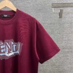 P80 FEN*芬*迪 2026春秋新款 官网图柜子版 F家字母logo印花短袖t恤 三标齐全 定制双纱平纹纯棉面料 男女同款 颜色：黑色 酒红色 尺码： S （90-130斤） M （120-150斤） L （140-165斤） XL （160-180斤） XXL （180-210斤）