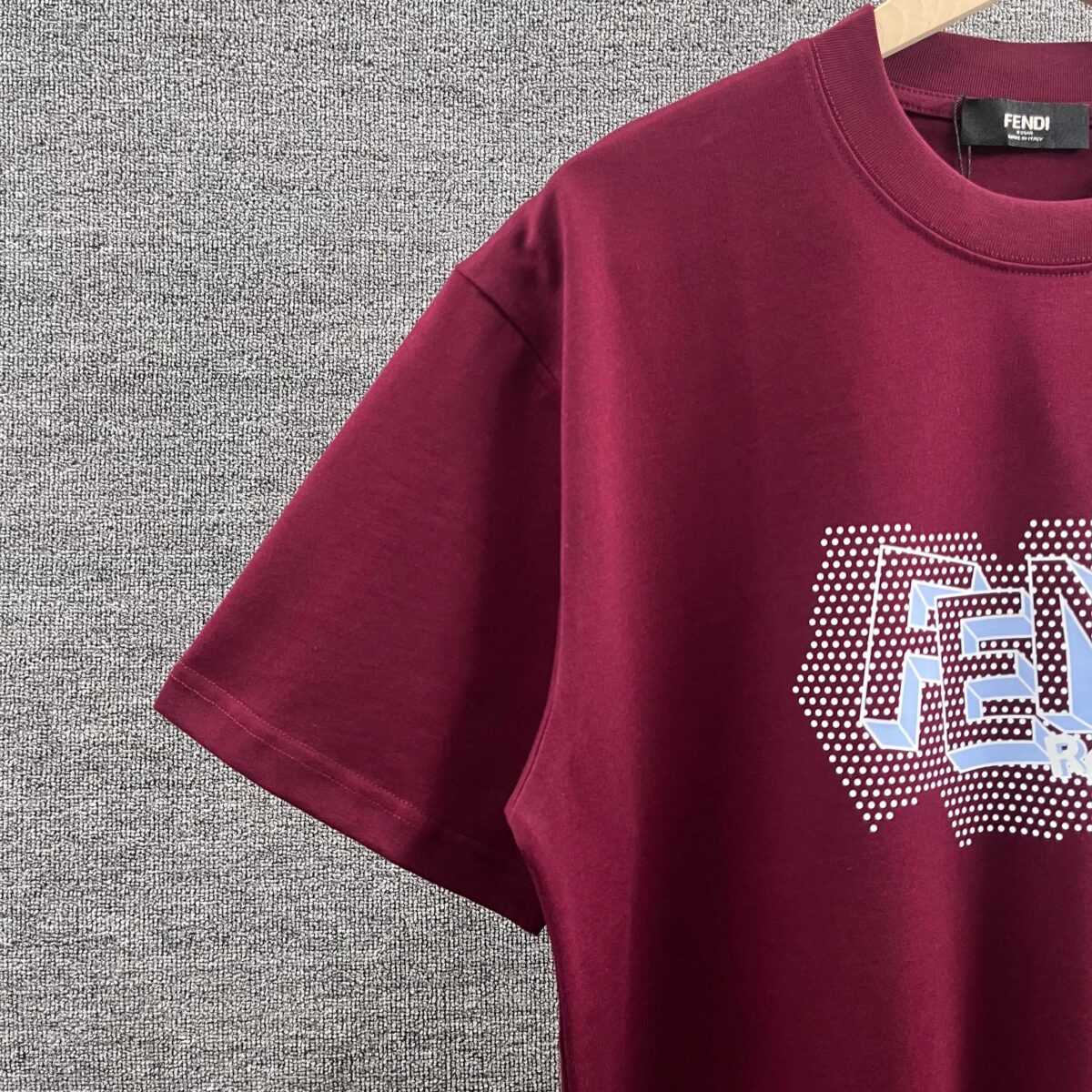 P80 FEN*芬*迪 2026春秋新款 官网图柜子版 F家字母logo印花短袖t恤 三标齐全 定制双纱平纹纯棉面料 男女同款 颜色：黑色 酒红色 尺码： S （90-130斤） M （120-150斤） L （140-165斤） XL （160-180斤） XXL （180-210斤）