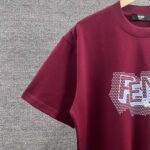 P80 FEN*芬*迪 2026春秋新款 官网图柜子版 F家字母logo印花短袖t恤 三标齐全 定制双纱平纹纯棉面料 男女同款 颜色：黑色 酒红色 尺码： S （90-130斤） M （120-150斤） L （140-165斤） XL （160-180斤） XXL （180-210斤）