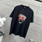 P75 FEN*di芬迪 2026春夏新款短袖t恤 经典马到成功，印花工艺 定制双纱平纹纯棉面料 男女同款 颜色：黑色 白色 尺码： S （90-130斤） M （120-150斤） L （140-165斤） XL （160-180斤） XXL （180-210斤）