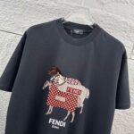 P75 FEN*di芬迪 2026春夏新款短袖t恤 经典马到成功，印花工艺 定制双纱平纹纯棉面料 男女同款 颜色：黑色 白色 尺码： S （90-130斤） M （120-150斤） L （140-165斤） XL （160-180斤） XXL （180-210斤）